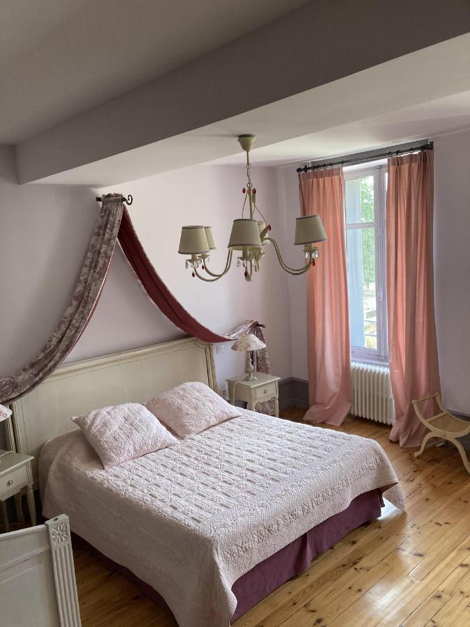 Chateau Tout Y Fault Loriges Buitenkant foto